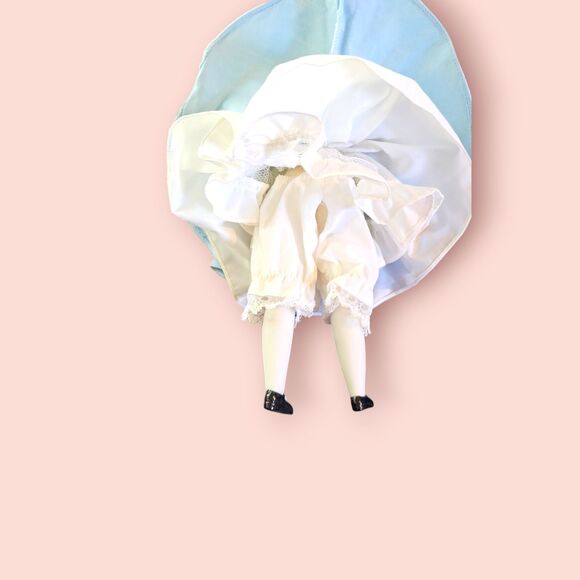 Franklin Mint Alice in Wonderland Heirloom doll - Picture 3 of 7